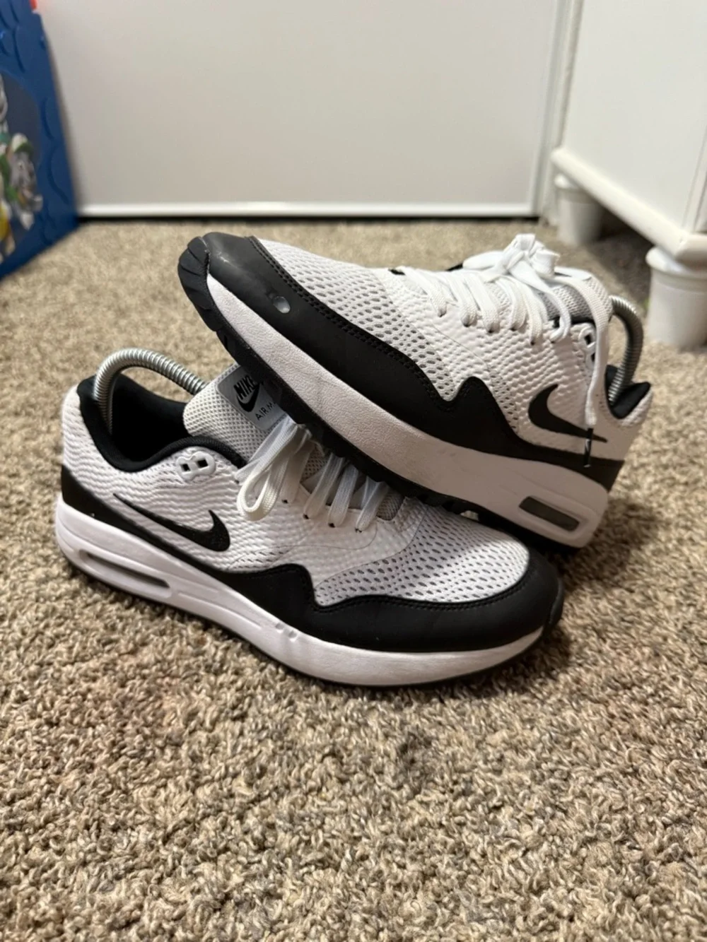 Nike Men’s White and Black Air Max Sneakers - Picture 2 of 8